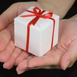 U Torontu (Kanada) otvoren je Muzej loših poklona u kojem su izloženi "promašeni" pokloni, odnosno oni koji se nisu dopali osobi koja ih je dobila.