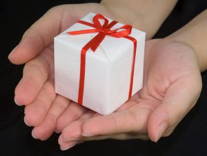 U Torontu (Kanada) otvoren je Muzej loših poklona u kojem su izloženi "promašeni" pokloni, odnosno oni koji se nisu dopali osobi koja ih je dobila.