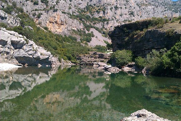 Promjenljivo oblačno, slaba kiša krajem dana na sjeveru
