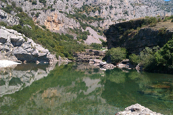 Promjenljivo oblačno, slaba kiša krajem dana na sjeveru