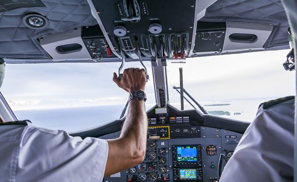 Pilot sa inicijalima LAB, koji je formalno bio samo kopilot, navodno je letio kao kapetan putničkih aviona najmanje nekoliko mjeseci, koristeći falsifikovane sertifikate