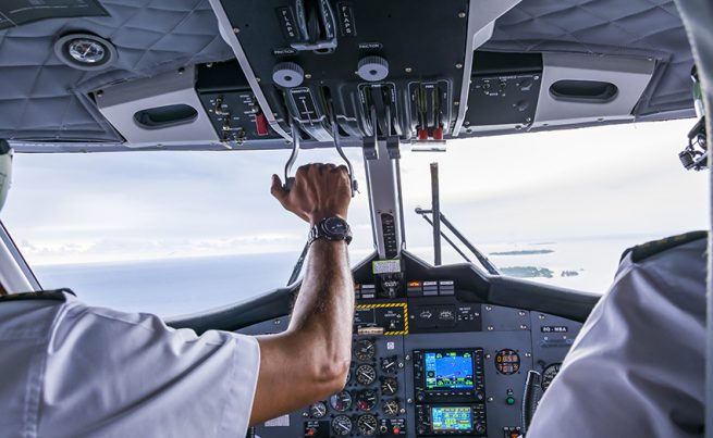 Pilot sa inicijalima LAB, koji je formalno bio samo kopilot, navodno je letio kao kapetan putničkih aviona najmanje nekoliko mjeseci, koristeći falsifikovane sertifikate