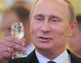 Kad Putin zapjeva: Kremlj objavio arhivski snimak (video)