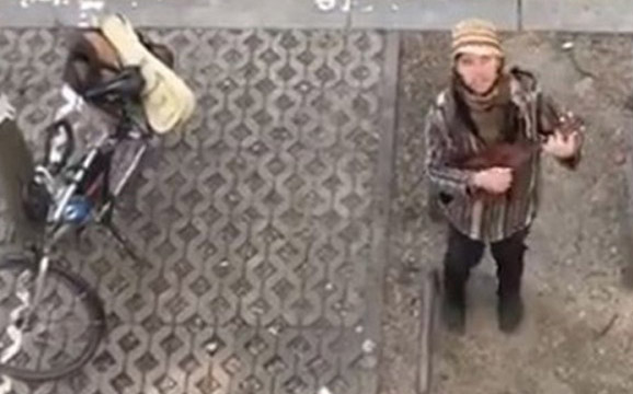 Učitelj iz Zagreba obilazi učenike i svira im pod prozorom (video)