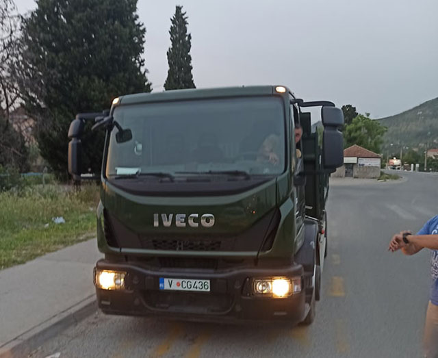 Vozač vojnog kamiona divljao na magistrali