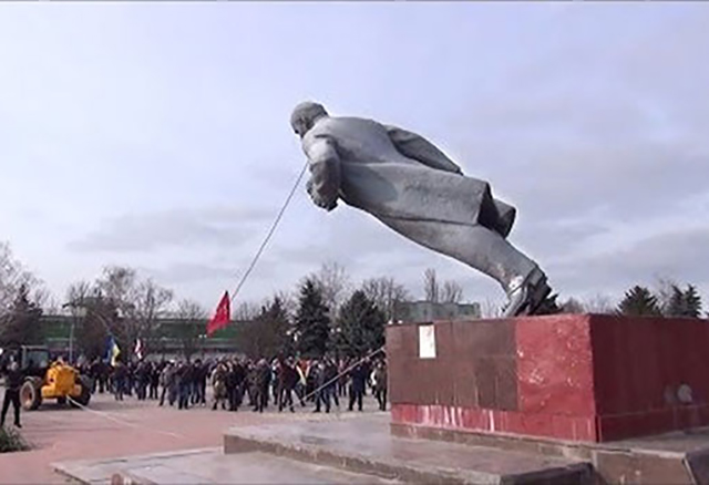 spomenik-rusenje-lenjin