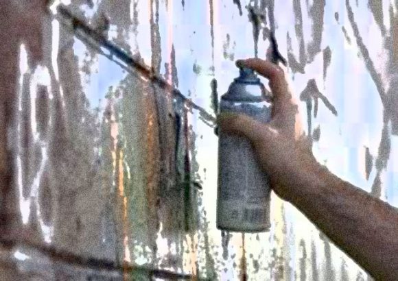 Uhapšen maloljetnik koji se sumnjiči za pisanje grafita mržnje na Ambasadi BiH u Podgorici