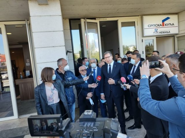 Dok traje opelo Vučić drži konferenciju za novinare