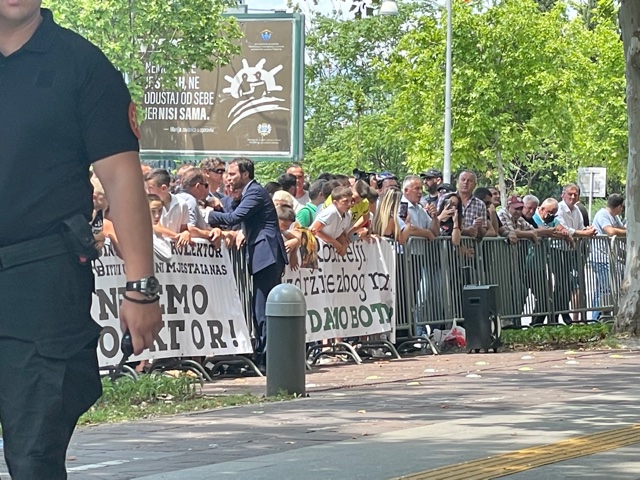 Protest ispred Skupštine