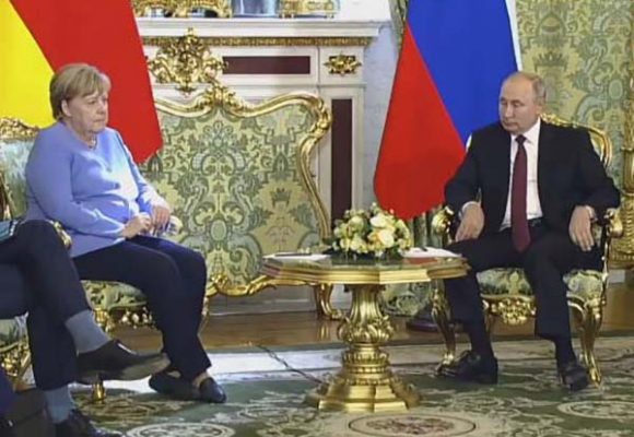 Merkel kritikuju u Poljskoj i baltičkim zemljama, hvale u Moskvi