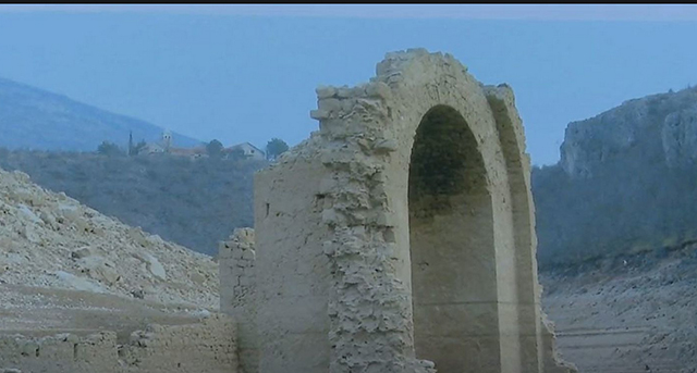 Hrvatska: Nizak vodostaj jezera otkrio potopljena sela i manastir