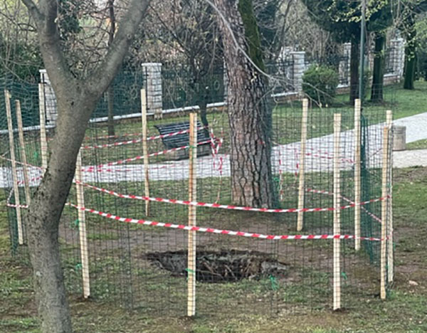 rupa u parku kod hotela Hilton