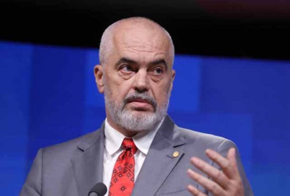 Edi Rama na koljenima