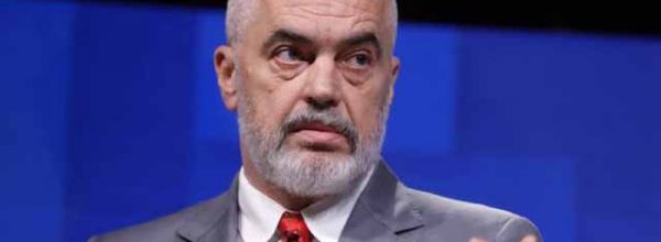 Edi Rama na koljenima