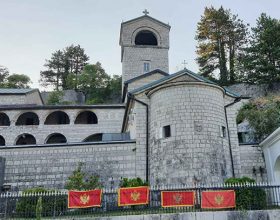 Nove crnogorske zastave na ogradi Cetinjskog manastira