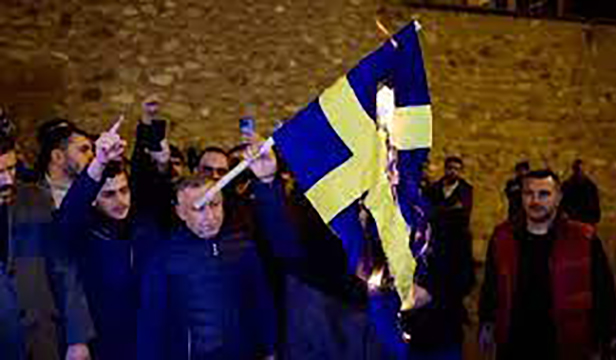 zapaljena svedska zastava