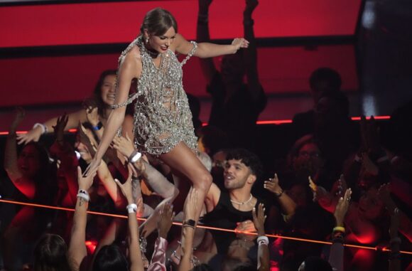 Tejlor Svift ponovo uletjela buba u usta tokom koncerta