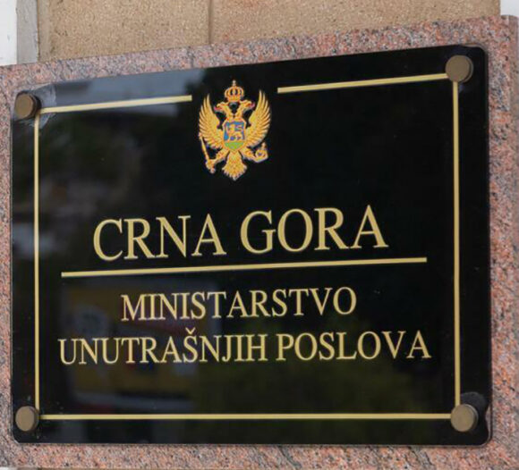 MUP: Suspendovana Veljovićeva supruga i policajac Bošković