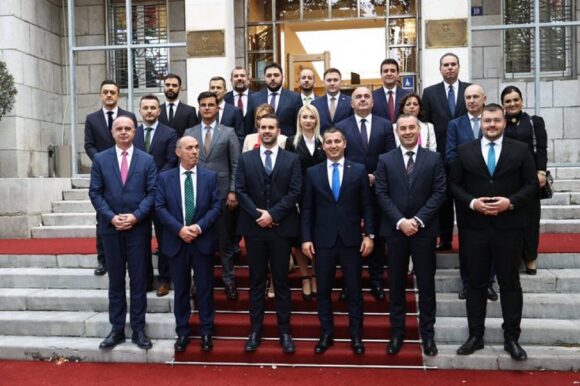 Skup i netransparentan državni aparat