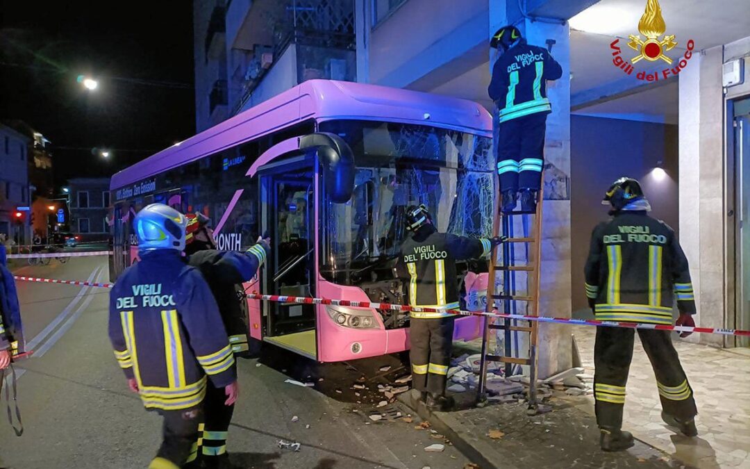 Novi udes u Veneciji: Autobus iste firme udario u zgradu, 15 povrijeđenih