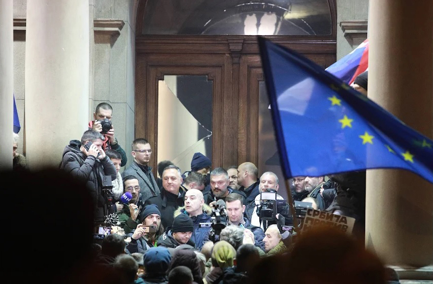Protest u Beogradu: Poslanici opozicije pokušavaju da uđu u Skupštinu grada