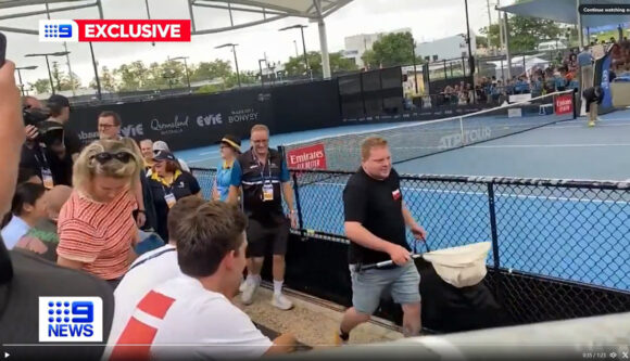 Zmija na teniskom terenu