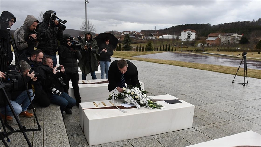 Advokat Čedomir Stojković položio cveće na grob Blerine Jašari u Prekazu