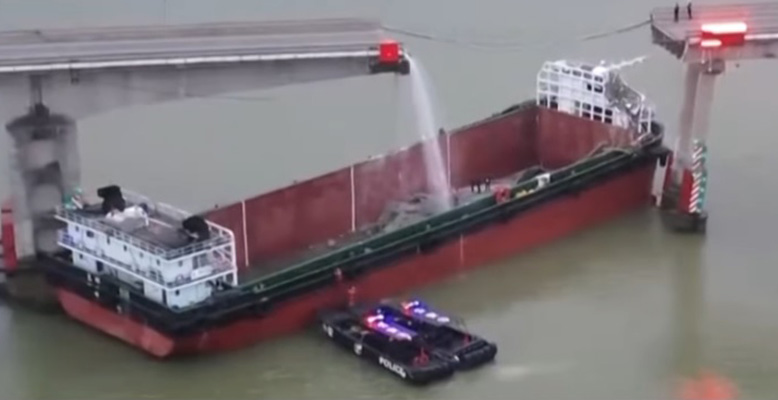 Kina: Brod srušio most