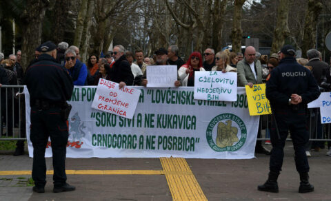 Dodika dočekao protest ispred zgrade cnogorskog parlamenta