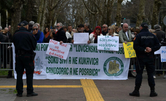 Dodika dočekao protest ispred zgrade cnogorskog parlamenta