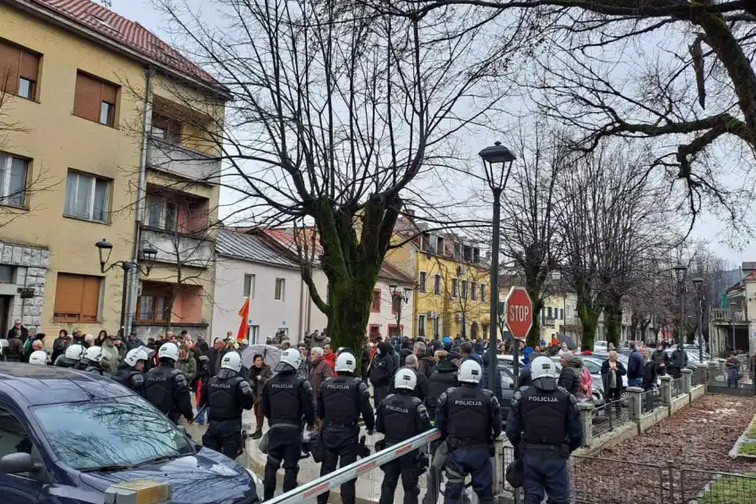 Cetinje: Protest u toku, Mandić došao u Skupštinu