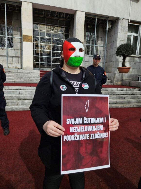 Performans ispred Skupštine CG: 'Poslanici da podrže Rezoluciju o osudi zločina Izraela u Palestini'