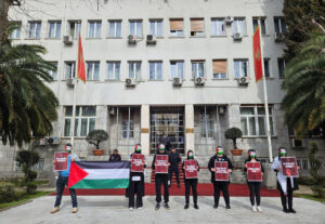 Performans ispred Skupštine CG: 'Poslanici da podrže Rezoluciju o osudi zločina Izraela u Palestini'