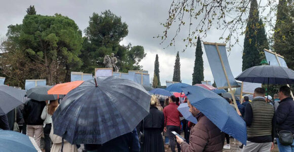 "Ima nas toliko koliko Palestinaca Izrael ubije svakoga dana u Gazi", rekla je djevojka koja je bila jedna od onih koji su govorili na skupu.