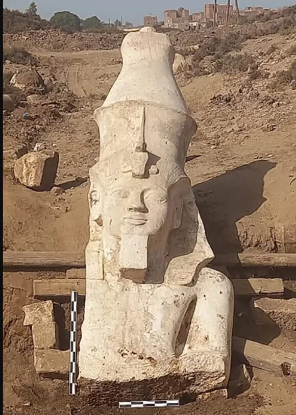 Otkopan dio džinovska statue Ramzesa II