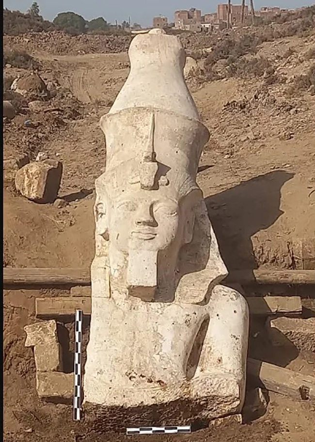 Otkopan dio džinovska statue Ramzesa II