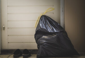 Dresirao psa da nelegalno odlaže smeće