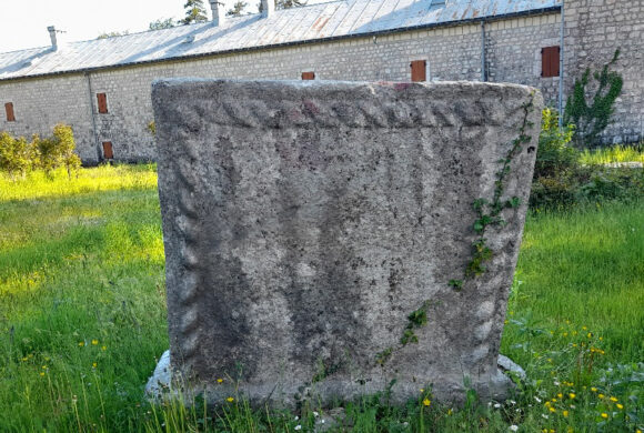 Mitrović: Da li će nova vlast vratiti ukradene stećke?