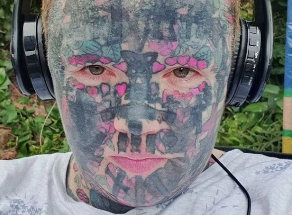 Tetovažama prikriva emocionalne ožiljke