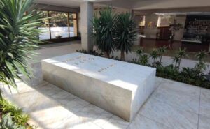 Šapić bi da izmješta Titov grob i pravi spomenik Draži