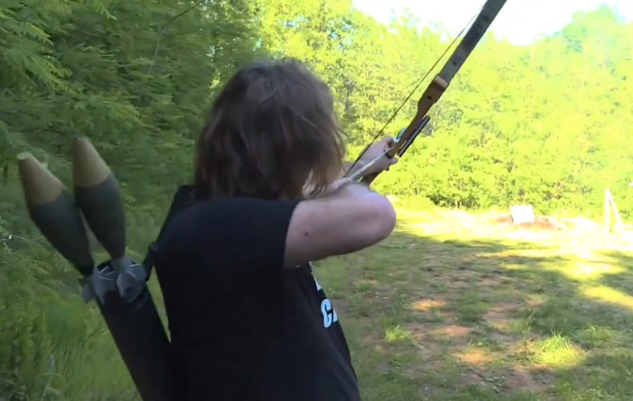 Vlasnik TV Pink ispalio minobacačku minu iz samostrela (video)