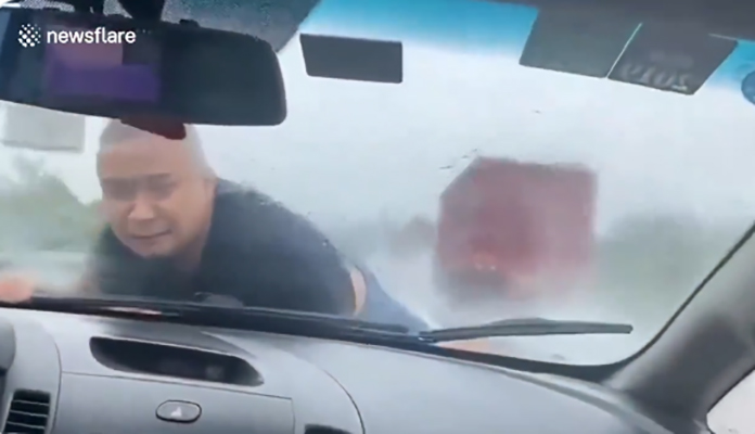 Na šoferšajbni auta bivše žene