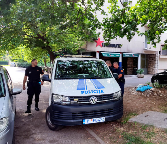 Policajci nepropisno parkirali, pa kaznili aktivistu Preokreta Vuka Ikovića