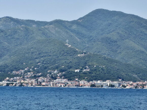 Krst iznad Bijele, na osnovu čije odluke?