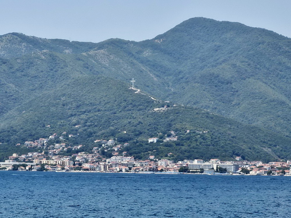 Krst iznad Bijele, na osnovu čije odluke?