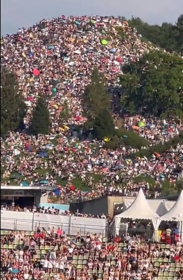 Ko na brdu ak' i malom stoji...