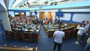 Skupština: Opozicija 'okupirala' predsjednika, on ih kaznio i proglasio pauzu na neodređeno vrijeme (video)