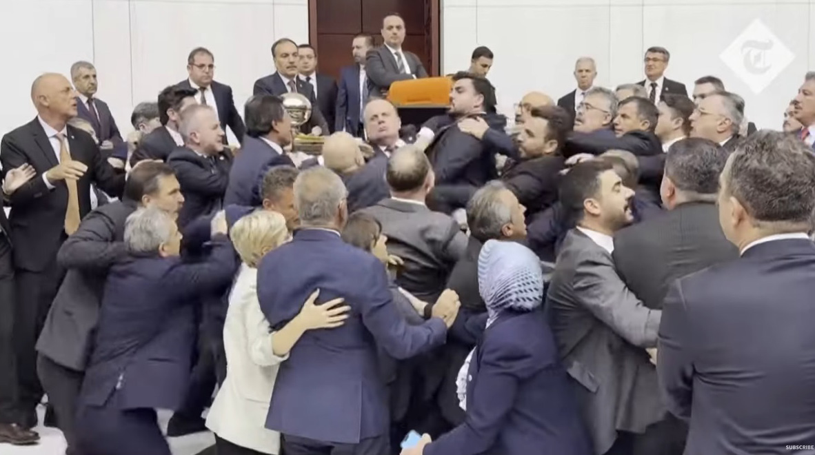 Tuča u u turskom parlamentu