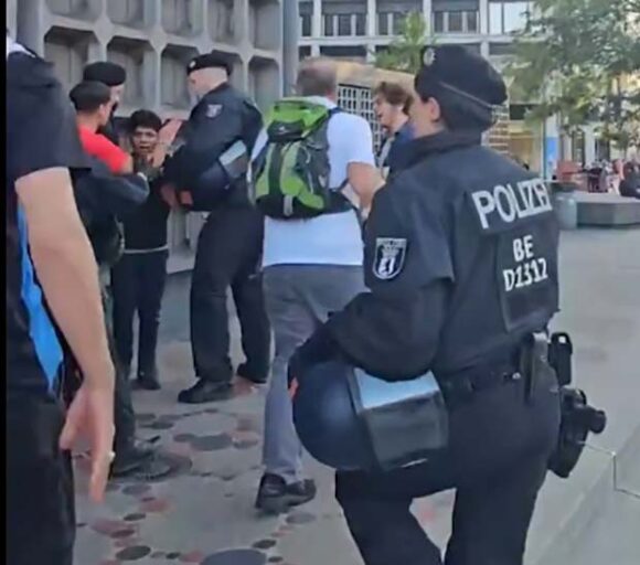 Njemačka policija uhapsila dječaka sa palestinskom zastavom