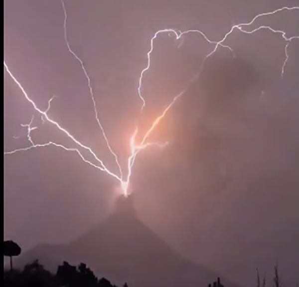 Nedavni udari munja u aktivni gvatemalski vulkan obezbijedili su spektakularne prizore čiji se snimci šire društvenim mrežama.